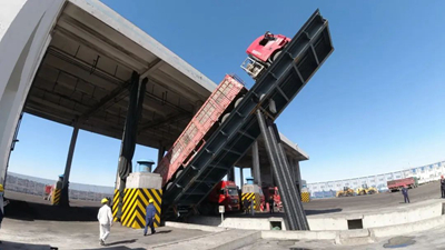 榆能化卸煤設(shè)施首臺(tái)卸車機(jī)試車成功1.jpg